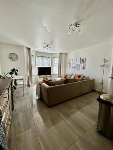 Χώρος καθιστικού στο Modern 2 Bed Apartment With Free Parking And Netflix