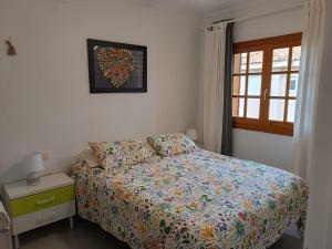 sypialnia z łóżkiem i oknem w obiekcie Residencia Alhambra Los Cisnes w mieście Torrevieja +12 zdjęć