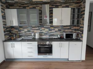 Kuchyň nebo kuchyňský kout v ubytování Royal Apartmani