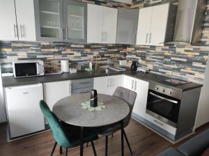 Kuchyň nebo kuchyňský kout v ubytování Royal Apartmani + 13 fotografií