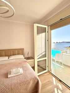 Ένα ή περισσότερα κρεβάτια σε δωμάτιο στο Redi's Luxurious Seaside Full View Apartments