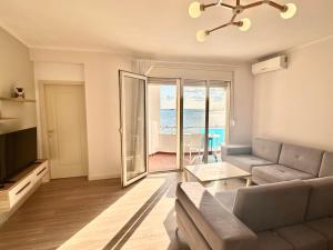 Χώρος καθιστικού στο Redi's Luxurious Seaside Full View Apartments
