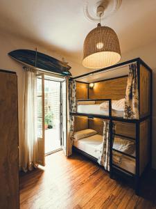Postel nebo postele na pokoji v ubytování Surfing Etxea - Surf Hostel