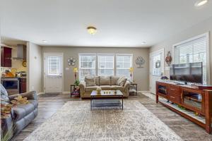 un salon avec un canapé et une télévision dans l'établissement Gap Creek Cottage, à Fletcher