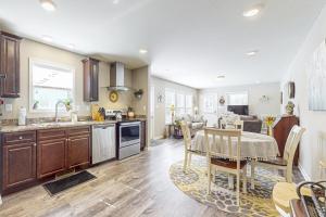 une cuisine et un salon avec une table et une salle à manger dans l'établissement Gap Creek Cottage, à Fletcher