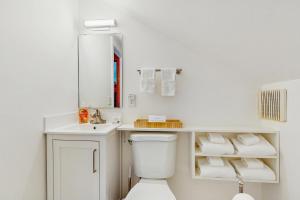 Un baño blanco con inodoro y lavabo. en North Country 6, en Proctorsville 8 fotos más