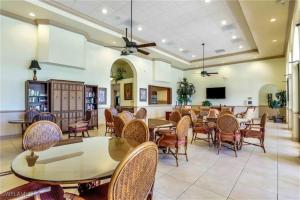 Un restaurante con mesas y sillas en una sala. en Vista Del Mar at Cape Harbour Marina, 10th Floor Luxury Condo, King Bed, Views!, en Cabo Coral