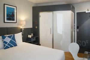 Voodi või voodid majutusasutuse Four Points Flex by Sheraton Cardiff toas