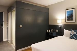 Voodi või voodid majutusasutuse Four Points Flex by Sheraton Cardiff toas