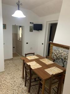 Un comedor con mesa y sillas de madera. en Agriturismo Cerquatonda, en Montalto delle Marche