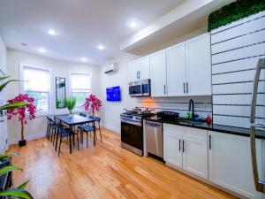 Η κουζίνα ή μικρή κουζίνα στο Luxury 3BR Apartment near NYC Modern Spacious & Stylish