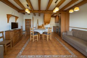 a living room with a table and a couch at El Jardín de Casa Male in Pimiango