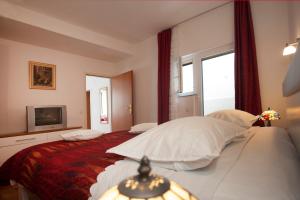 1 dormitorio con 1 cama grande y ventana en Apartments Leo, en Split
