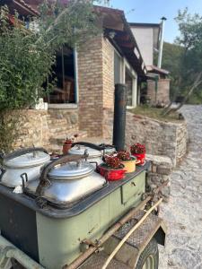 Kemudahan BBQ tersedia untuk tetamu di taman percutian