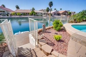 Πισίνα στο ή κοντά στο Lakefront Glendale Home with Outdoor Oasis!