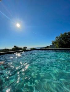 Blackhouse jacuzzi piscina في بونتيفيدرا: منظر واضح على الماء الأزرق للشاطئ