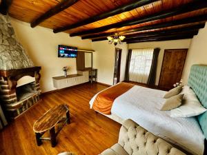 Ένα ή περισσότερα κρεβάτια σε δωμάτιο στο Hosteria El Surillal +20 φωτογραφίες