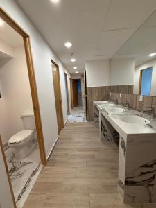 - Baño con 3 lavabos y aseo en UCO Live Centro, en Ciudad de México