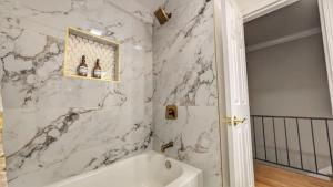 Bilik mandi di 5300sqft Home 10 Mins to Washington DC Sleeps 20 +69 gambar