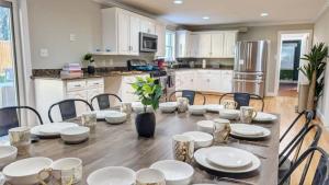 Dapur atau dapur kecil di 5300sqft Home 10 Mins to Washington DC Sleeps 20