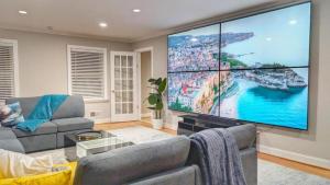 Televisyen dan/atau pusat hiburan di 5300sqft Home 10 Mins to Washington DC Sleeps 20