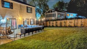 Taman di luar 5300sqft Home 10 Mins to Washington DC Sleeps 20