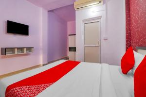 Postel nebo postele na pokoji v ubytování Hotel O Primrose Hotel's Near Noida Sector 76 Metro Station