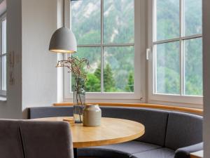 A seating area at Haus Aifnerspitze