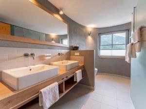 A bathroom at Haus Aifnerspitze