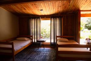 Un dormitorio con dos camas y una ventana. en Hotel Rancho Viejo, en El Aguaje 44 fotos más