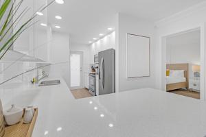 Ένα ή περισσότερα κρεβάτια σε δωμάτιο στο Waterfront Oasis 2BR 2BA with Pool, Gym, Balcony & Parking