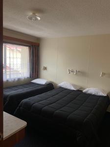 Postel nebo postele na pokoji v ubytování Wayfarer Motel