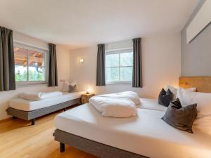 A bed or beds in a room at Haus Aifnerspitze