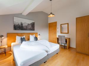 A bed or beds in a room at Haus Aifnerspitze