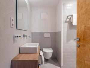A bathroom at Haus Aifnerspitze