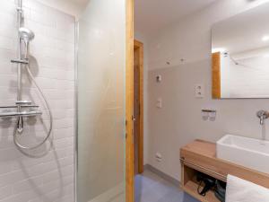 A bathroom at Haus Aifnerspitze