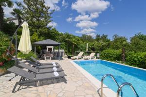 Bazén v ubytovaní Family-friendly apartments with swimming pools Opatija - 7916 alebo v jeho blízkosti