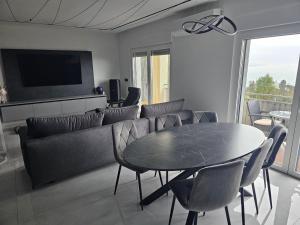 Televízia a/alebo spoločenská miestnosť v ubytovaní Family friendly apartments with a swimming pool Opatija - Volosko, Opatija - 15071