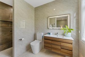 Ένα μπάνιο στο Sherwood Lakeview Retreat - Luxury Home +27 φωτογραφίες