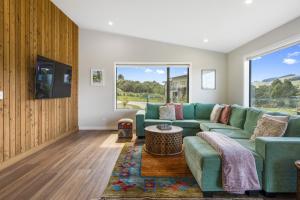 Μια τηλεόραση ή/και κέντρο ψυχαγωγίας στο Sherwood Lakeview Retreat - Luxury Home