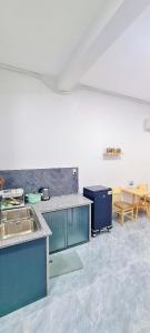 Η κουζίνα ή μικρή κουζίνα στο Góc Phố House +17 φωτογραφίες