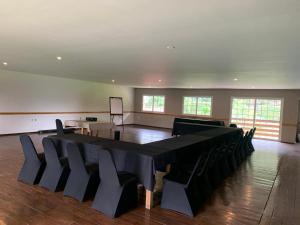 una sala de conferencias con una mesa grande y sillas en Hotel Rancho Viejo, en El Aguaje