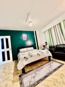 アンヘレスにあるAxon Cozy Modern House Near Walking Streetの寝室のベッドに座る女性 +22枚の写真