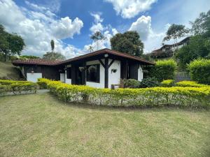 Afbeelding uit fotogalerij van Charming villa, pool, jacuzzi, 10 min Coffee Park in Montenegro