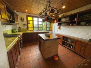 Afbeelding uit fotogalerij van Charming villa, pool, jacuzzi, 10 min Coffee Park in Montenegro +61 foto's