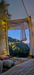 Nespecifikovaný výhled na hory nebo výhled na hory při pohledu z luxury tent