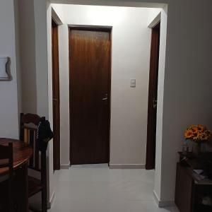 un couloir avec une porte marron dans une chambre dans l'établissement Home COP 30, à Belém