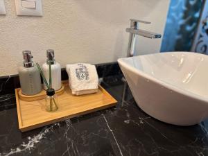 SanteaguedaにあるCastello di Carlo - Loft Carlo IIIのバスルーム(シンク、白いバスタブ、シンク付)