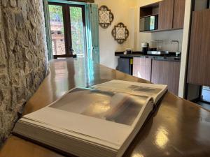 SanteaguedaにあるCastello di Carlo - Loft Carlo IIIの台所カウンターの上に座る本 +11枚の写真