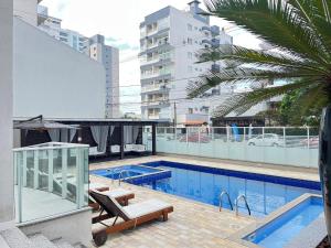 une piscine sur le toit d'un immeuble dans l'établissement Residencial Porto Piçarras - Itacolomi, à Balneário Piçarras